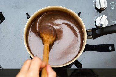 Tavada Brezilya Brigadeiro 'su yapıyor, kremalı, lezzetli.