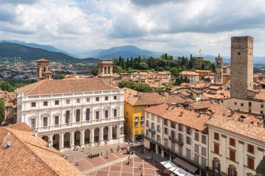 Eski kasaba (Citta Alta), Lombardy, İtalya 'ya nefes kesici bir manzara sunan Campanone kulesinden Bergamo' nun görüntüsü