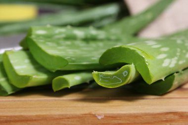 Taze Çiğ Aloe Vera Hasattan Sonra Masada Bırakıyor