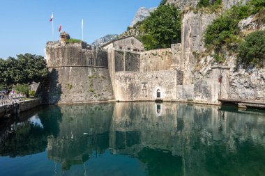 Karadağ 'ın Kotor Eski Kasabası' na giden bir yürüyüş yolu