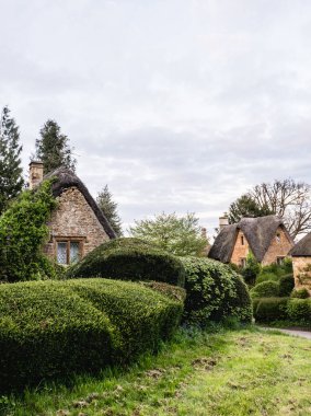 Oxfordshire 'daki Great Tew' in sakin köyündeki Cotswold kulübesi..