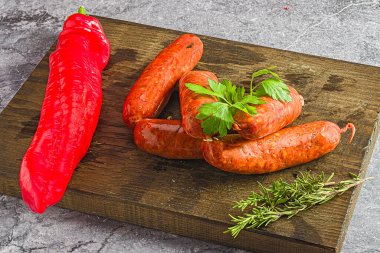 Kırmızı biber, maydanoz ve biberiyeli taze sucuk.