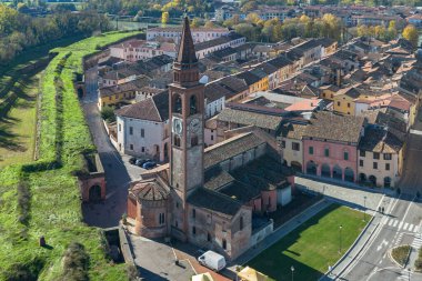Pizzighettone 'un hava manzarası, İtalya' nın Lombardy eyaletindeki Addar nehrinin üzerinde bulunan küçük bir kasaba.