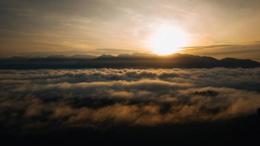 Lenggong, Perak 'taki Titiwangsa sıradağları üzerinde altın gündoğumu sırasında bulutlar.