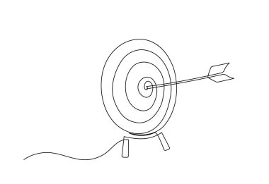 Tek ok, bembeyaz zemin üzerinde izole edilmiş, başarıyı, başarıyı ve odaklanmış hedefleri temsil eden minimalist çizgide dairesel hedefin hedefini vurur..