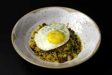 Baharatlı pirinçli sahanda yumurta.