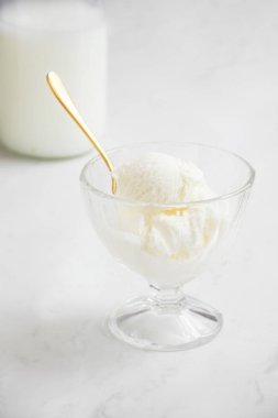 Cam kasede vanilyalı dondurma.