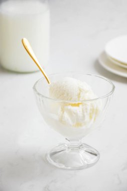 Cam kasede vanilyalı dondurma.