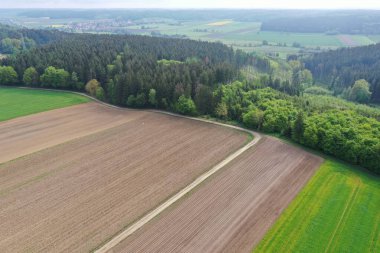 Tarımsal tarlaların ve ormanların havadan görünüşü