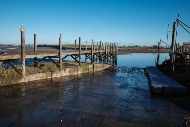 Sakin suyun üzerine uzanan ahşap iskele, tepemizde parlayan berrak mavi gökyüzü..