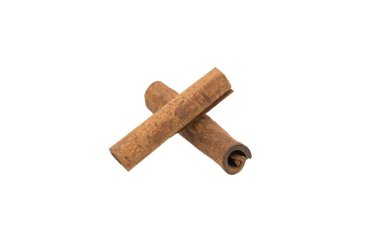 Beyaz arka planda üst üste iki tarçın çubuğu.