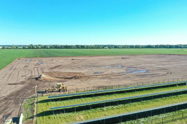 Mekanizma ve mavi gökyüzü ile temizlenmiş topraklar