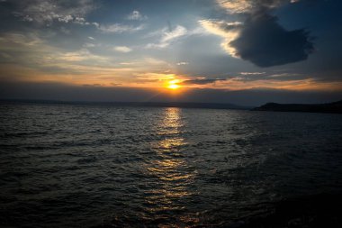 Günbatımı sakin okyanus su üzerinde