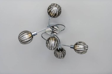 Tavan avizesi beyaz arkaplanda asılı