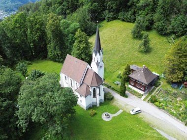 Yeşilliklerle çevrili Kuratienkirche Meschach 'ın hava manzarası. Gotzis, Avusturya