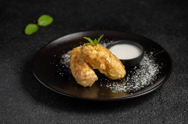 Tatlı soslu kızarmış tatlı.