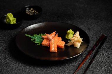 Wasabi ve zencefilli somon balığı dilimleri.