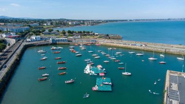 Güneşli bir günde teknelerle dolu bir limanın havadan görüntüsü