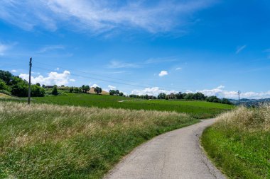 Geniş yeşil ve tepeli tipik bir İtalyan manzarası.