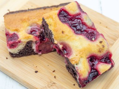 Kiraz dolgulu lezzetli browni.