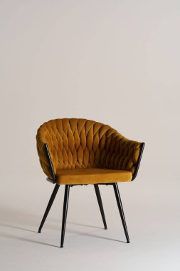 Eğri dizaynlı modern döşemeli sandalye.