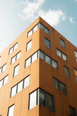 Mavi gökyüzüne karşı modern bir yapı.