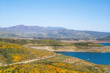 Dağlardaki göl manzarası güzel mavi gökyüzü