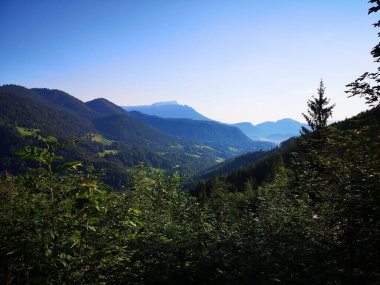 Dağlardaki güzel dağ manzarası ve mavi gökyüzü
