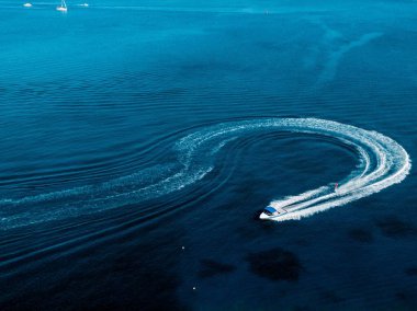 Tekneli güzel bir deniz dalgası.