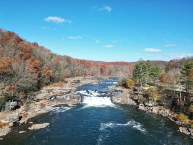  Mavi gökyüzü olan bir dağ nehrinin görüntüsü