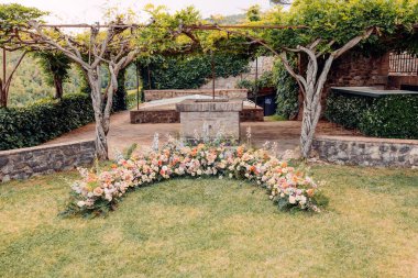 Bahçe düzeninde güzel çiçek aranjmanı