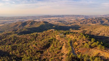 Yuvarlanan yeşil tepelerin hava manzarası