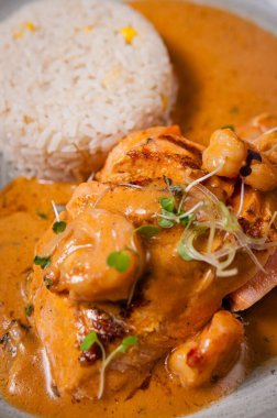 Pirinçle servis edilen lezzetli karides köri.