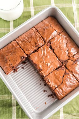Brownie 'ler yeşil masa örtüsünde kare şeklinde kesilmiş.