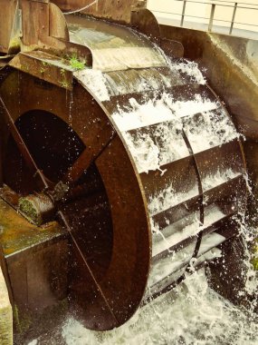 Kırsal bir su çarkının kapanması, su sıçratma, endüstriyel mirasın sergilenmesi ve yenilenebilir enerji.