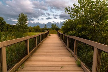 Nehirdeki ahşap köprü Güzel mavi gökyüzü
