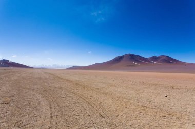 Mavi gökyüzünün altındaki dağlarda güzel bir çöl manzarası.