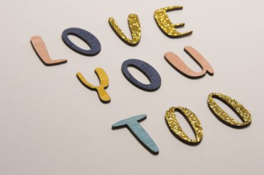 Seni seviyorum. Kağıt kesiğinden kelimeler.