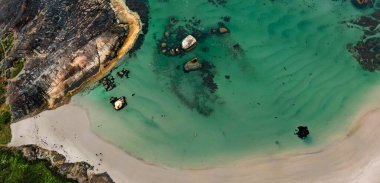 Deniz ve kumla kumsalın havadan görünüşü