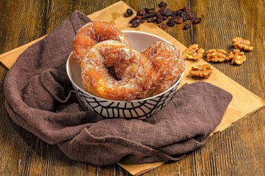 Taze pişmiş çörekler kasede