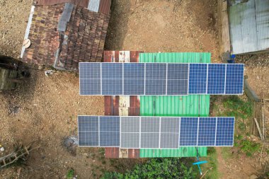 Yeşil metal çatıya kurulmuş güneş panelleri