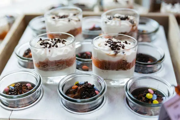 Küçük cam kaplarda çeşitli tatlılar