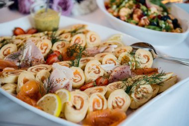 Bir tabak sarılmış tuzlu krep ve somon.