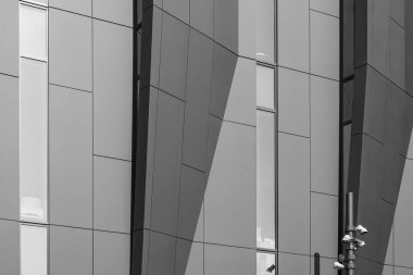 Modern bina cephesi ışık desenlerini yansıtıyor