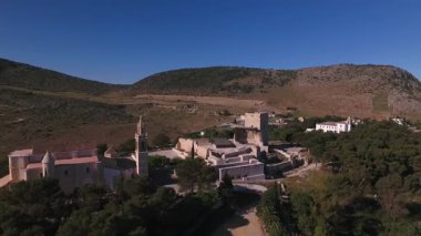Kuru Bir Manastırdaki Tarihi İspanyol Şatosu ve Manastırı Hava Görüntüsü