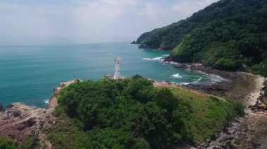 Tepedeki Tropikal Kıyı Şeridi 'ndeki Beyaz Deniz fenerinin Hava Görüntüsü