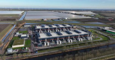 Büyük Veri Merkezi Kompleksi ve Endüstriyel Sera 'nın Hava Görünümü