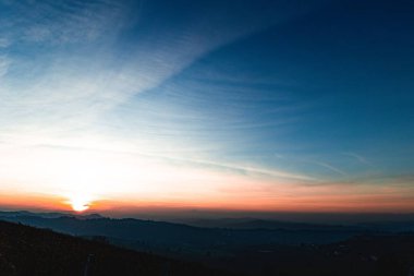Güneş Batıyor ya da Yuvarlanan Tepelerin Üzerinde Gökyüzünde Crepuscular Rays ile Yükseliyor