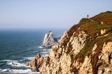 Güzel deniz manzarası, dağlar ve mavi gökyüzü.
