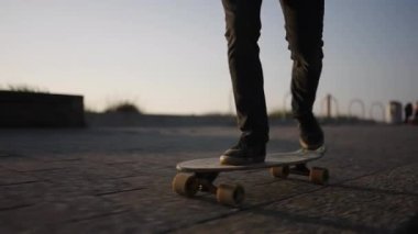 Gün batımında Kaykay İten Bir Kişi Düşük Açı Görünümü